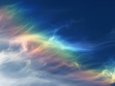 Невероятное явление: женщина увидела в небе «радужное облако»