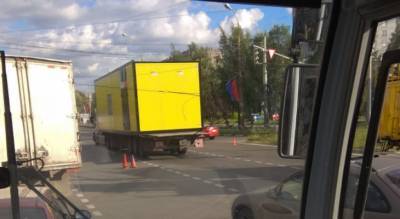 Фура снесла трамвайные провода: водители предупредили о пробке в Ярославле
