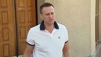Навальный получил стакан с напитком из рук своего помощника