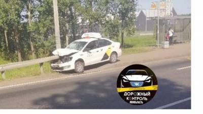 Такси влетело в дорожное ограждение на территории Новогорелово