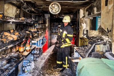 Поджег магазин, а после выбросился из окна: в Киеве мужчина из-за ревности жестоко отомстил жене (видео)
