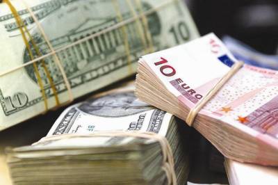 Доллар и евро стали дешевле: НБУ установил курс гривны на предстоящие выходные