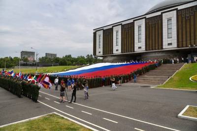 Москва онлайн: на Поклонной горе развернут гигантский флаг России