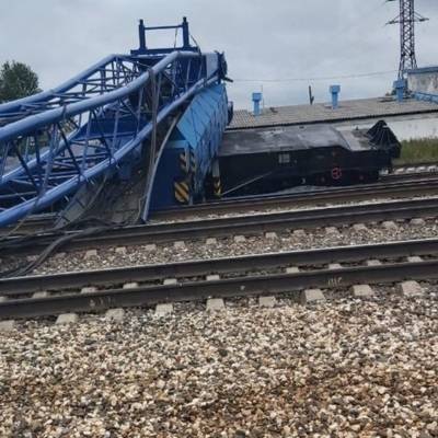 В республике Коми кран рухнул на железнодорожной станции и перегородил пути