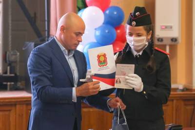 Липецкая молодежь получила паспорта из рук Игоря Артамонова