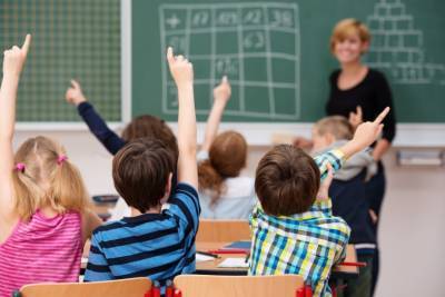 В петербургских школах установят защитные экраны для учителей