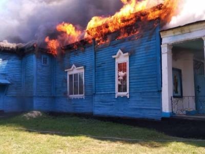 В Житомирской области горела церковь: пожарные ликвидировали огонь без запасов воды