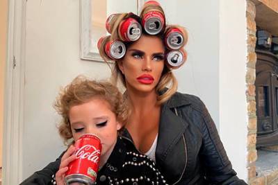 Модель обругали в сети за обильный макияж на лице ее пятилетней дочери