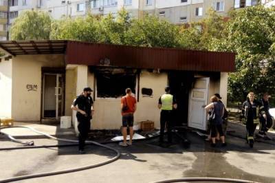 В Киеве мужчина после ссоры с женой поджег магазин и спрыгнул с крыши многоэтажки
