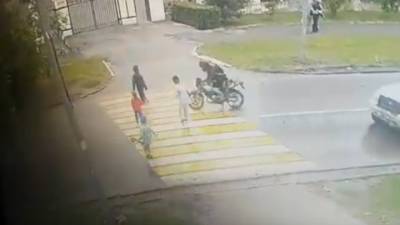 В Новосибирске ищут мотоциклиста, сбившего девочку на переходе