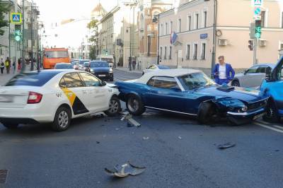 Авария с участием двух автомобилей произошла в центре Москвы