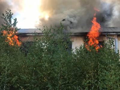 Заброшенное здание горит в Богородске