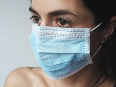 Медик назвал болезнь, которая может возникнуть при длительном ношении маски