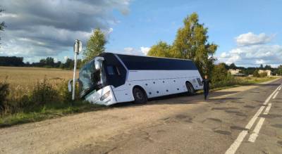 Под Ярославлем автобус опрокинулся вместе с пассажирами: первые подробности