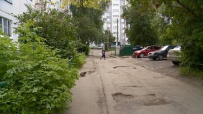 Дорога во дворе на Лядова, 10, давно разбита и требует ремонта