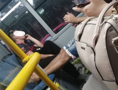 Разложивший на сиденьях волосатые ноги ростовчанин орал матом на весь автобус