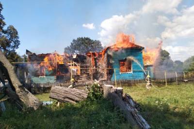 В Житомирской области огонь полностью уничтожил деревянную церковь: фото
