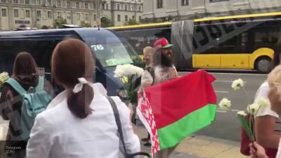 Американец вышел к протестующим Минска с флагом Белоруссии