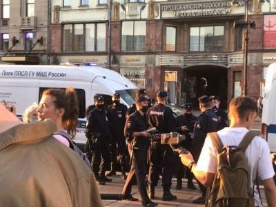К Гостиному двору стягивают полицию из-за акции в поддержку Навального (фото)