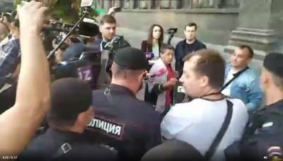 У здания ФСБ на Лубянке начались задержания участников пикетов в поддержку Навального