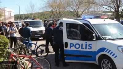Турецкие полицейские напали на девушку без медицинской маски
