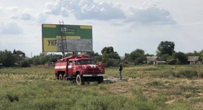 В Николаевской области перед визитом Зеленского с пожарной машины клеят билборды "Слуги народа" (видео)