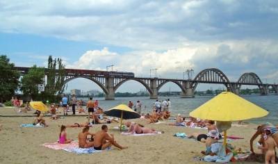 Из-за аномальной жары на 10 столичных пляжах запретили купаться