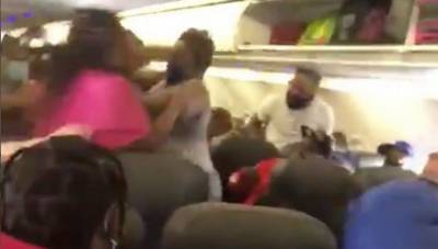 Пассажирки подрались на рейсе American Airlines, после того, как одна из них «отказалась надеть маску»