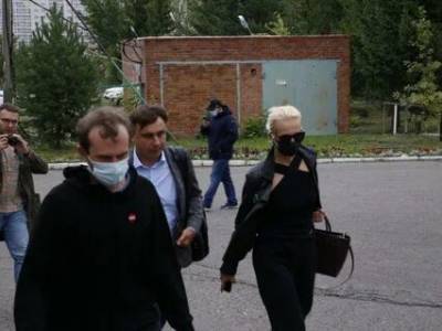 Навального хотят вывезти из Омска, несмотря на опасность для жизни