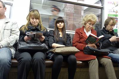 Названы самые читаемые книги в столичном метро