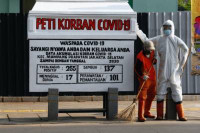 В Индонезии власти посреди города поставили гроб, чтобы люди серьезно относились к коронавирусу
