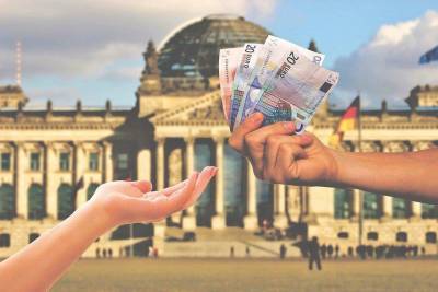 Ученые начнут раздавать жителям Германии ежемесячно по 1,2 тысячи евро