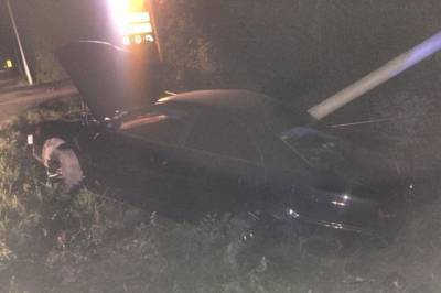 Машина без водителя врезалась в столб в Хабаровске