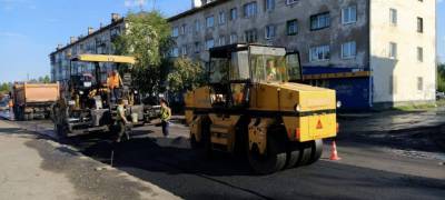 Ремонт дороги в городе Карелии начали делать с опозданием на год (ФОТО)