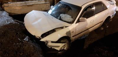 В Челябинске ночью автомобиль упал в траншею, вырытую коммунальщиками