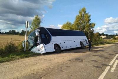 В Ярославской области автобус свалился в кювет