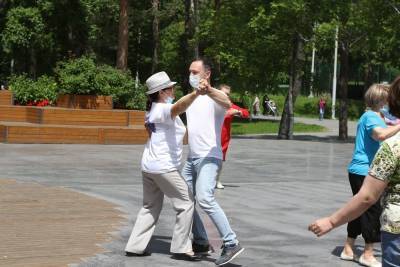 В парке Южно-Сахалинска презентуют проект "Социальные танцы"