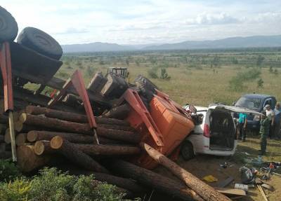 Водитель лесовоза в Бурятии уснул и столкнул с трассы минивэн с многодетной семьей