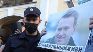 Навального отказываются вывозить из Омска. По словам соратников, в его организме обнаружен яд