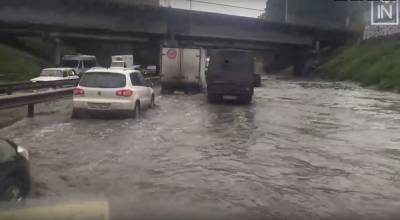 В Екатеринбурге из-за потопа снова перекрыли улицу Шефская