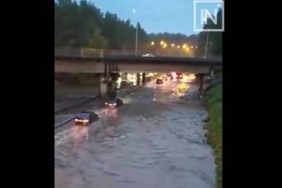 В Екатеринбурге снова перекрыли движение по затопленной улице Шефская