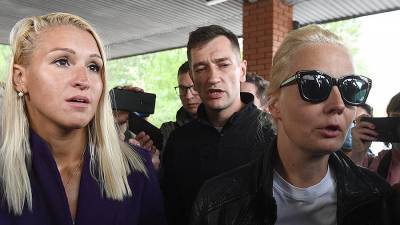 Врач объяснил запрет на транспортировку Навального под ответственность родных