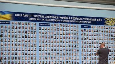 В Киеве открыли обновленную Стену памяти погибших в войне с Россией