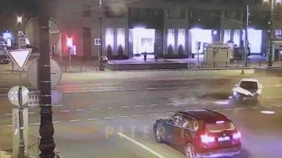Видео: ночью на Лиговском проспекте столкнулись две иномарки