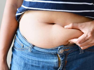 Избавиться от «спасательного круга»: Диетолог рассказала, как убрать жир на животе