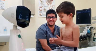 Армянский робот Робин уже работает в клиниках США: Пашинян выложил видео