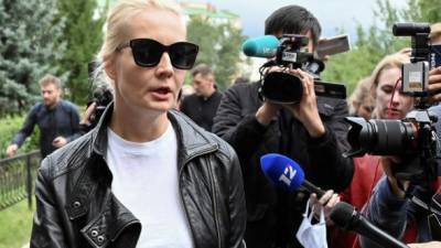 "Врачи не спешат, чтобы следы яда бесследно исчезли": жена Навального объяснила отказ в транспортировке