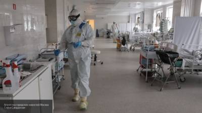 Власти Петербурга продлили выплаты работающим с коронавирусом врачам