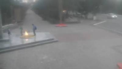 Появилось видео с подростками, потушившими Вечный огонь в Оренбурге