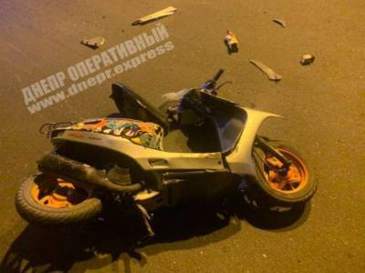 В Днепре двое подростков на скутере врезались в Daewoo
